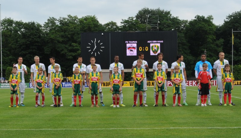 Europa League FK Taunas - ADO Den Haag Voor degenen die denken dat de ADO-kids mee waren gereisd: dit waren lokale kids die voor de gelegenheid die fungeerden als players escorts