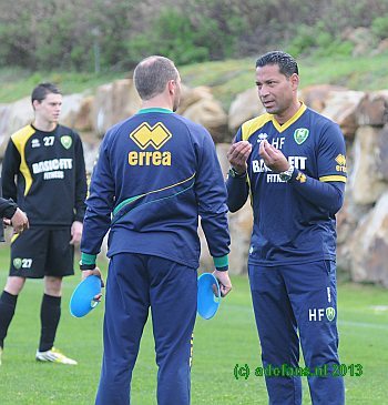 Henk Fräser overlegt tijdens de training met Maurice Steijn