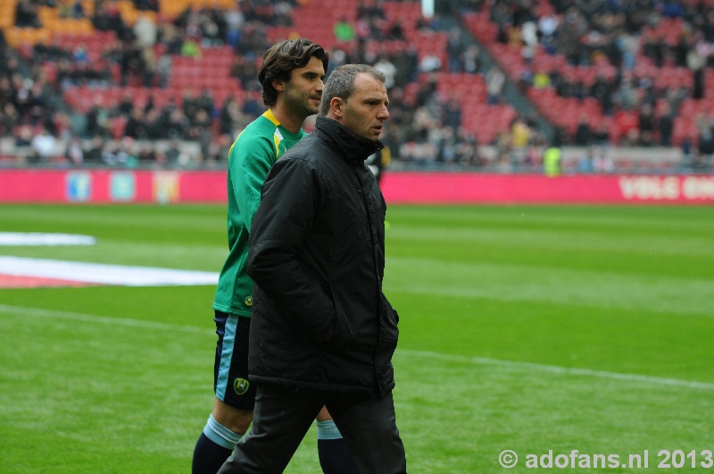 Foto's  en verslag Ajax - ADO Den Haag  24-02-2013 Santi Kolk moet tijdens de warming-up geblesseerd afhaken