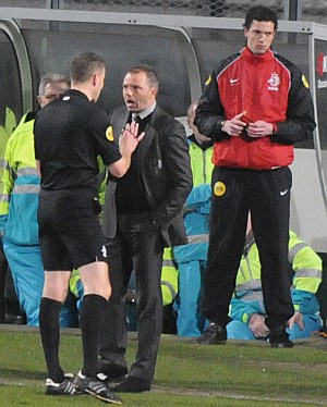 Scheidsrechter van Boekel stuurt ADO Den Haag trainer Maurice Steijn naar tribune 