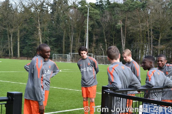 Jeugdspelers ADO Den Haag oefenen met Oranje onder 15 Jaar