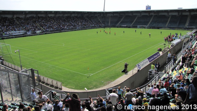 Foto`s werkzaamheden voorbereiding kunstgrasmat Kyocera stadion