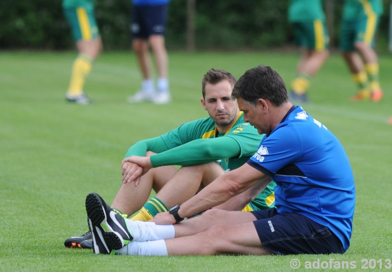 Robert Zwinkels met Joop Hiele op trainings kam van ADO Den Haag