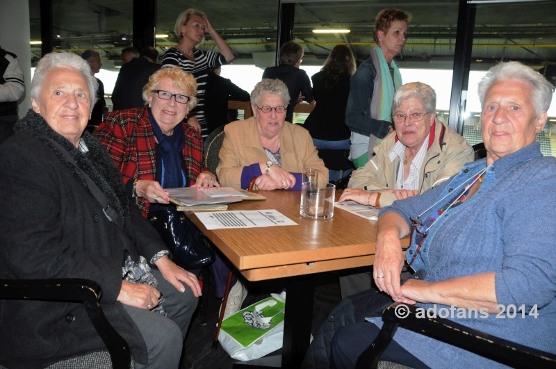 Speelsters EDHVV uit 1955 te gast bij ADO Den Haag Vrouwen.