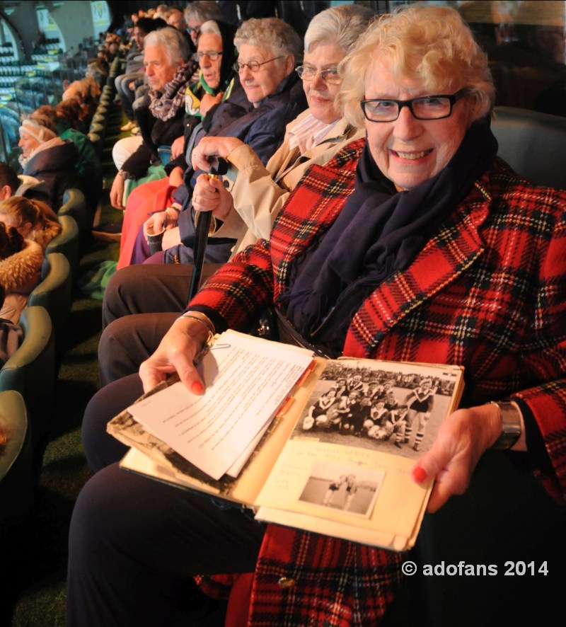 Speelsters EDHVV uit 1955 te gast bij ADO Den Haag Vrouwen.