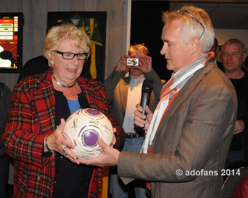 Speelsters EDHVV uit 1955 te gast bij ADO Den Haag Vrouwen.