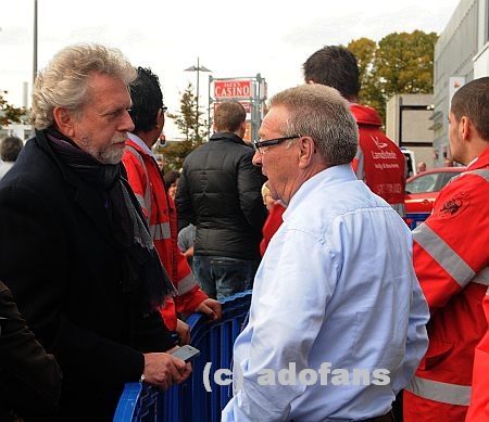 ADO directeur Piet Jansen en buschauffeur Rene overleggen