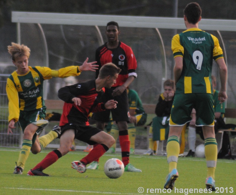 foto's oefenwedstrijd ADO Den Haag B1- Laakkwartier B1 