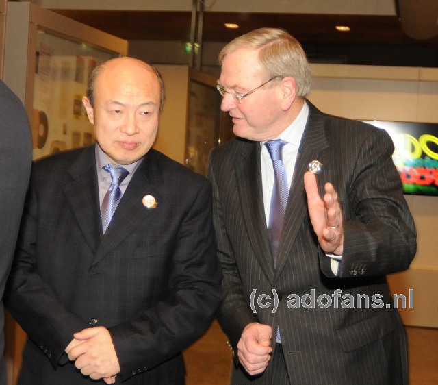 Eigenaar Hui Wang En Directeur Maarten Fontein van ADO Den Haag