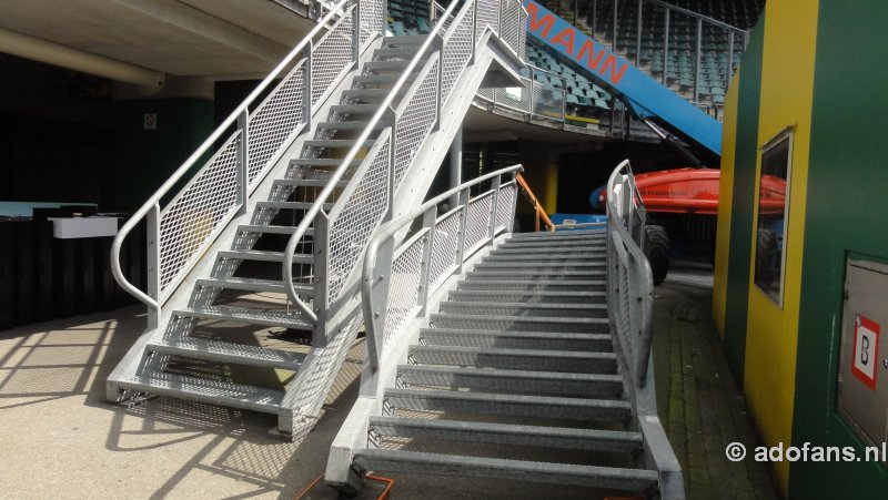 Montage megaschermen in het Kyocera Stadion al halverwege klaar