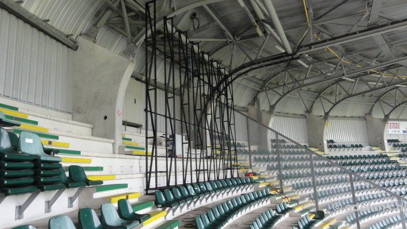 Montage megaschermen in het Kyocera Stadion al halverwege klaar