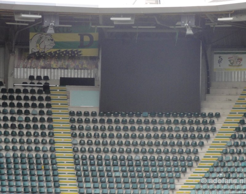 Montage megaschermen in het Kyocera Stadion al halverwege klaar