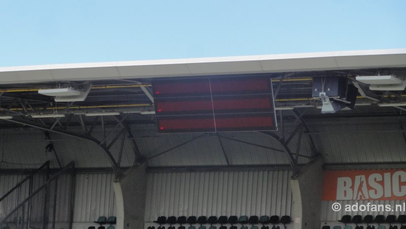 Montage megaschermen in het Kyocera Stadion al halverwege klaar