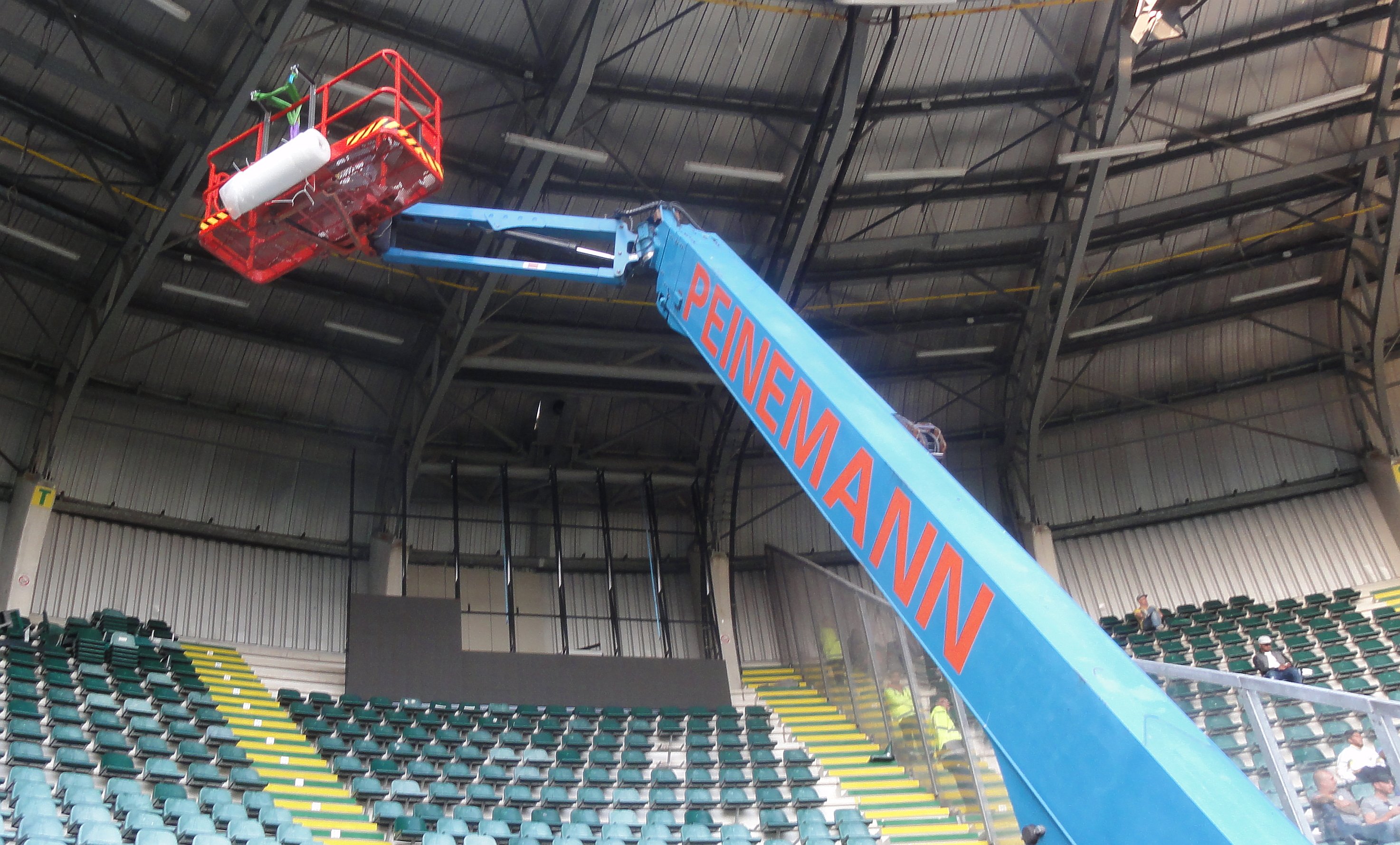 Montage megaschermen in het Kyocera Stadion al halverwege klaar