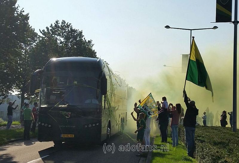 Ajax wint met 4-0 van ADO Den Haag