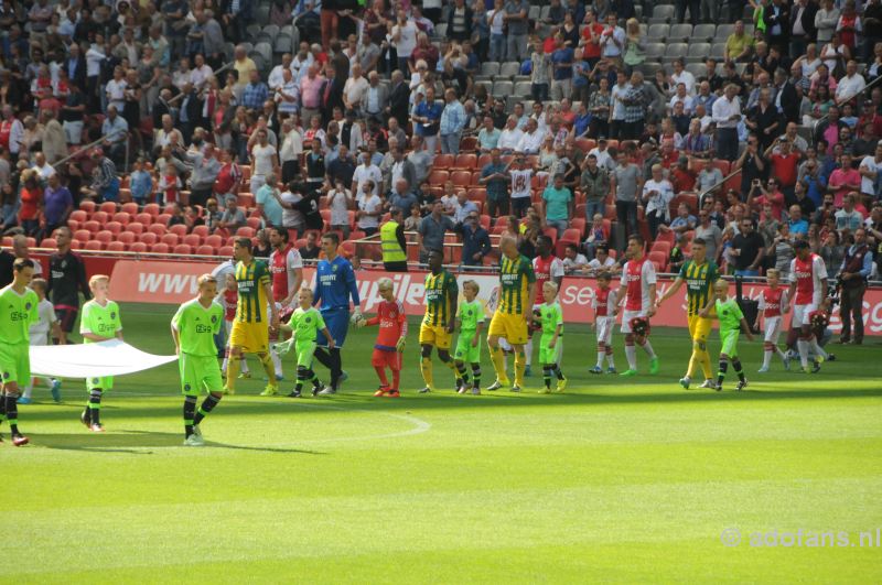 Ajax wint met 4-0 van ADO Den Haag