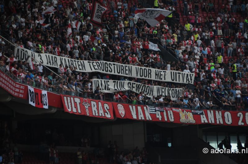 Ajax wint met 4-0 van ADO Den Haag