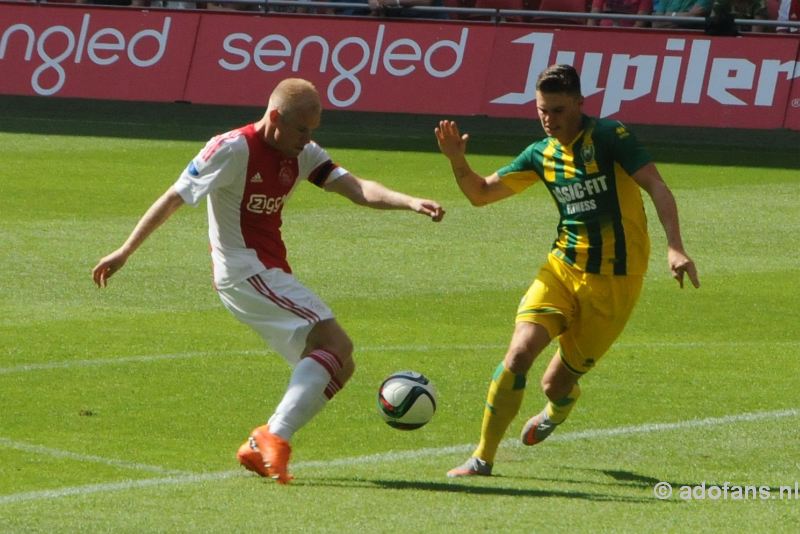 Ajax wint met 4-0 van ADO Den Haag