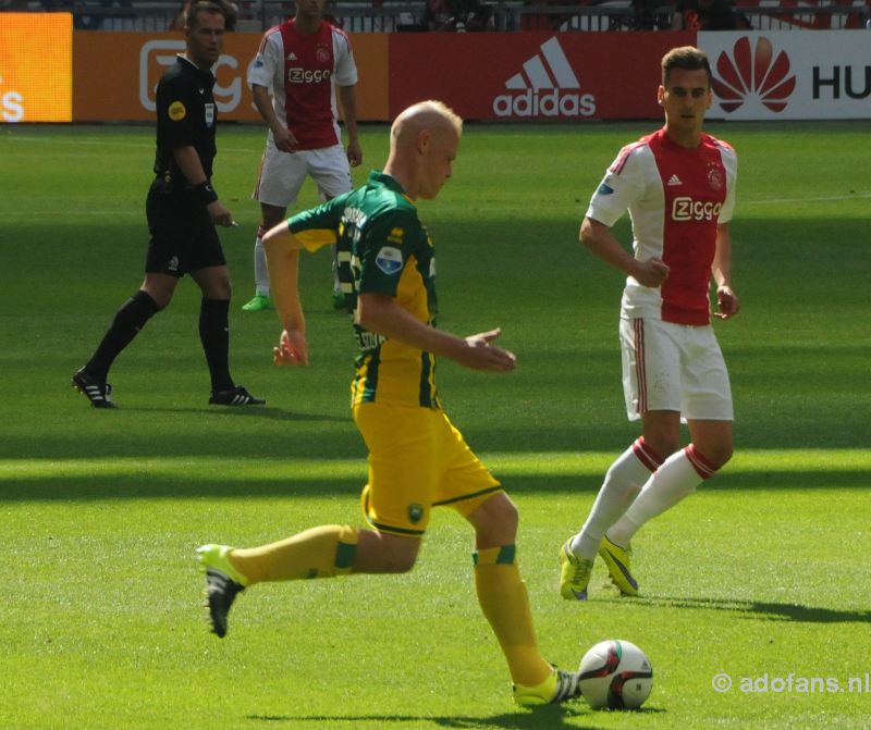 Ajax wint met 4-0 van ADO Den Haag