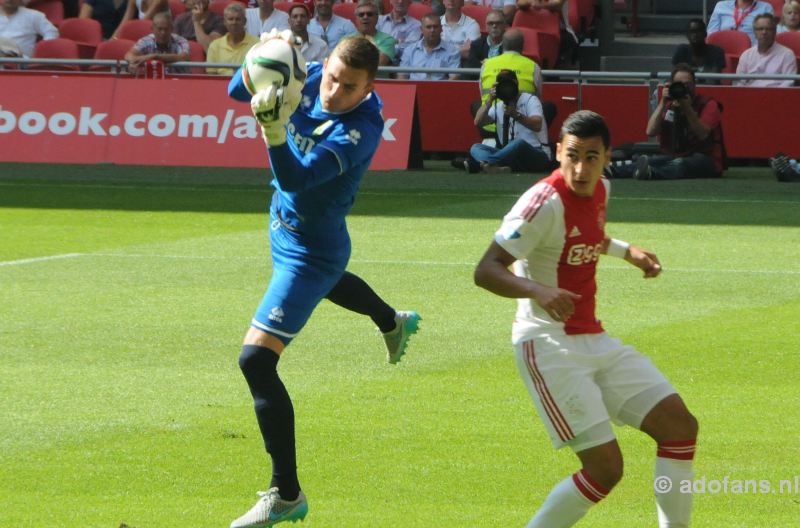 Ajax wint met 4-0 van ADO Den Haag