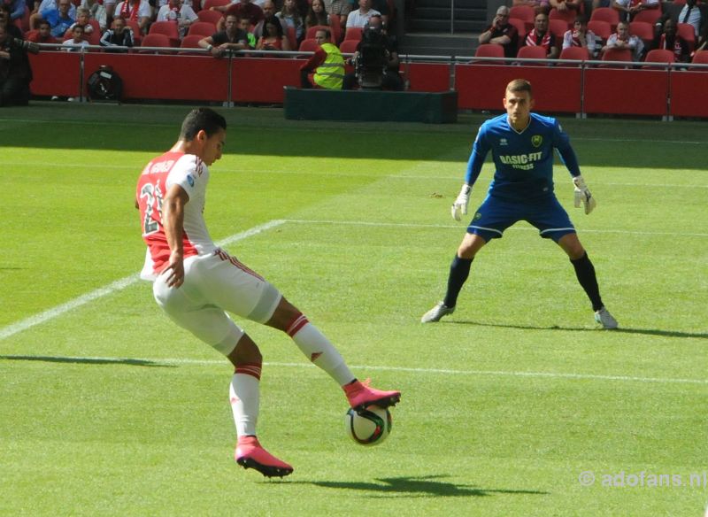 Ajax wint met 4-0 van ADO Den Haag