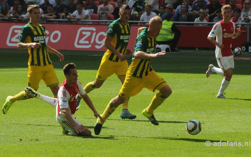 Ajax wint met 4-0 van ADO Den Haag