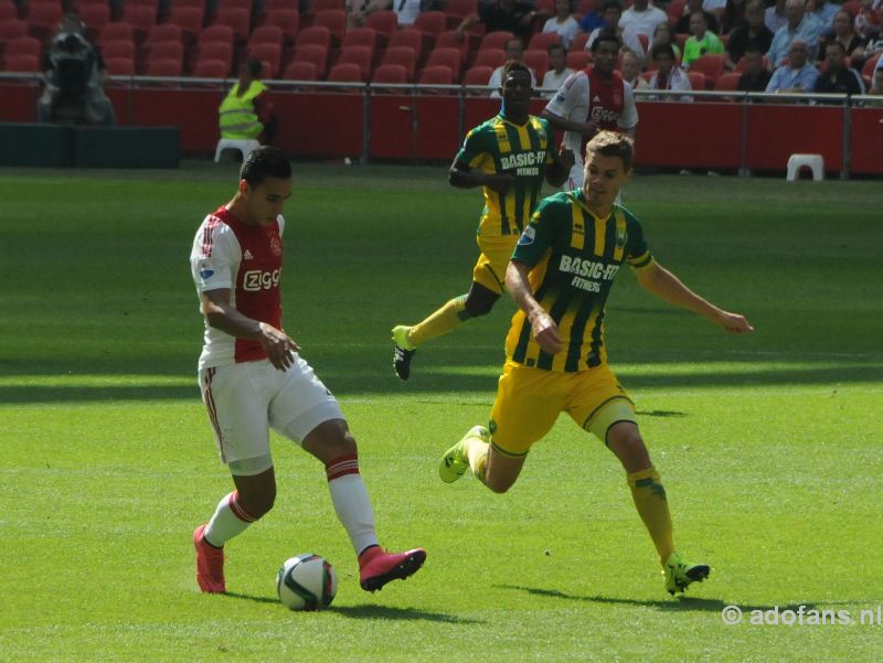 Ajax wint met 4-0 van ADO Den Haag