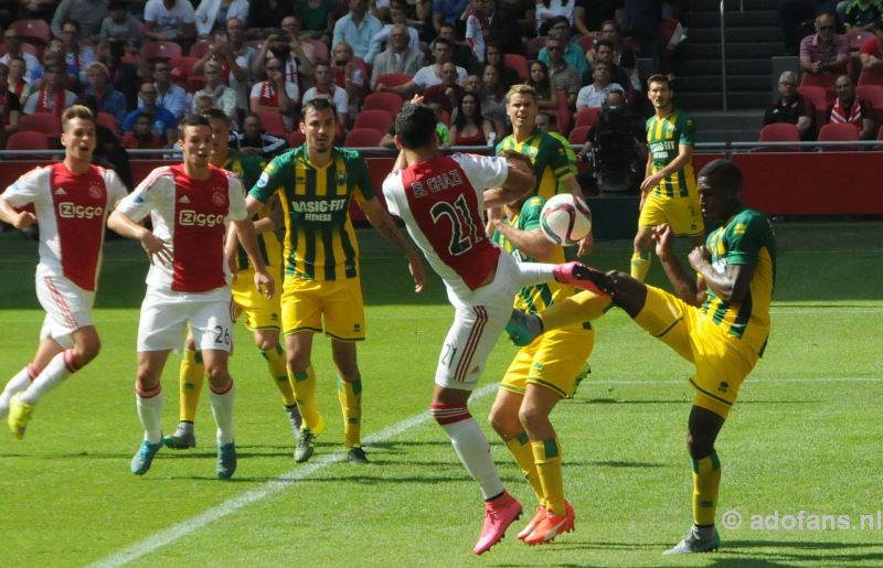 Ajax wint met 4-0 van ADO Den Haag