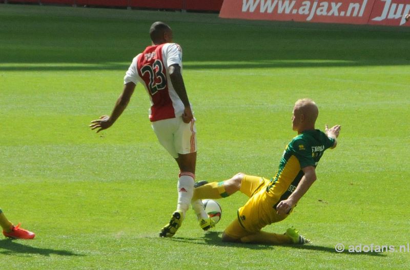 Ajax wint met 4-0 van ADO Den Haag