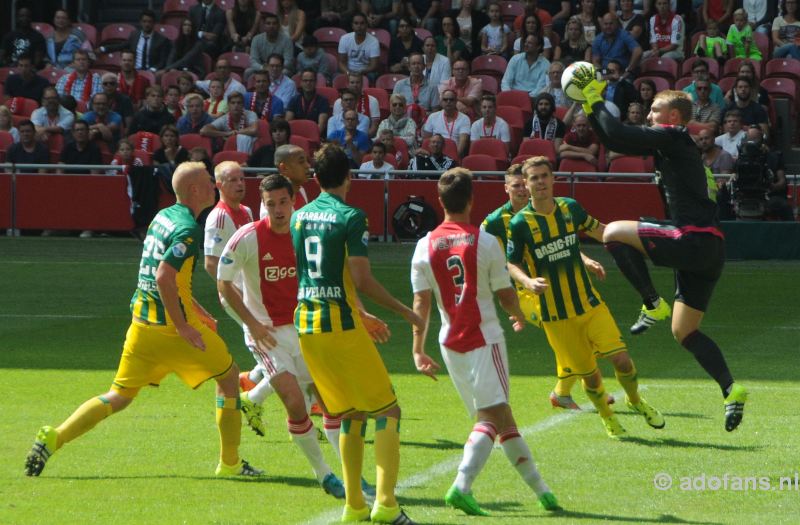 Ajax wint met 4-0 van ADO Den Haag