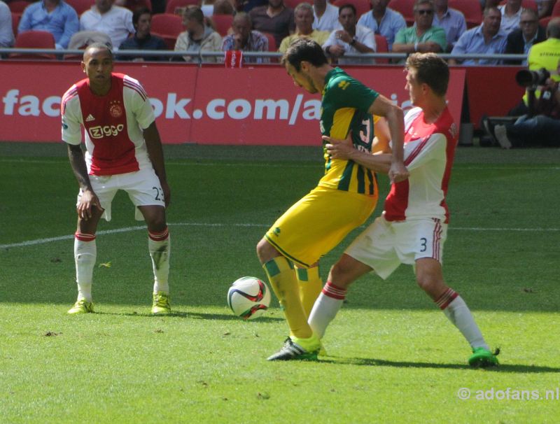 Ajax wint met 4-0 van ADO Den Haag