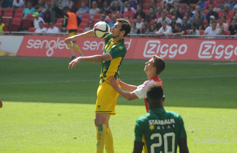 Ajax wint met 4-0 van ADO Den Haag