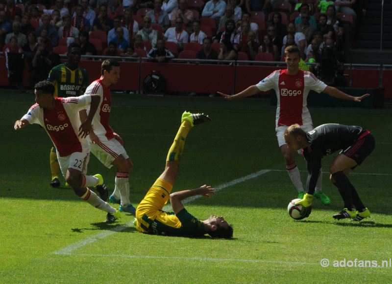 Ajax wint met 4-0 van ADO Den Haag