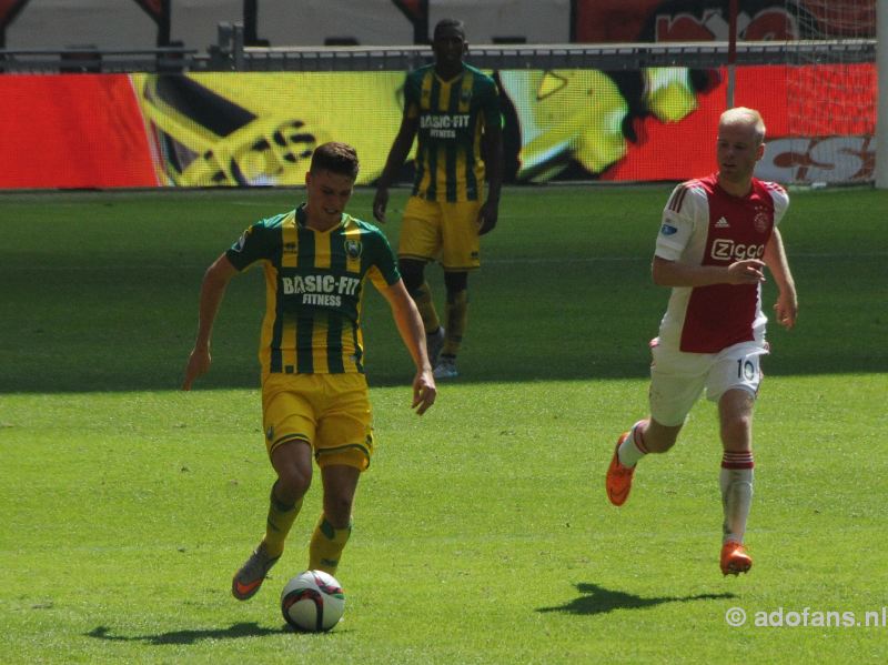 Ajax wint met 4-0 van ADO Den Haag