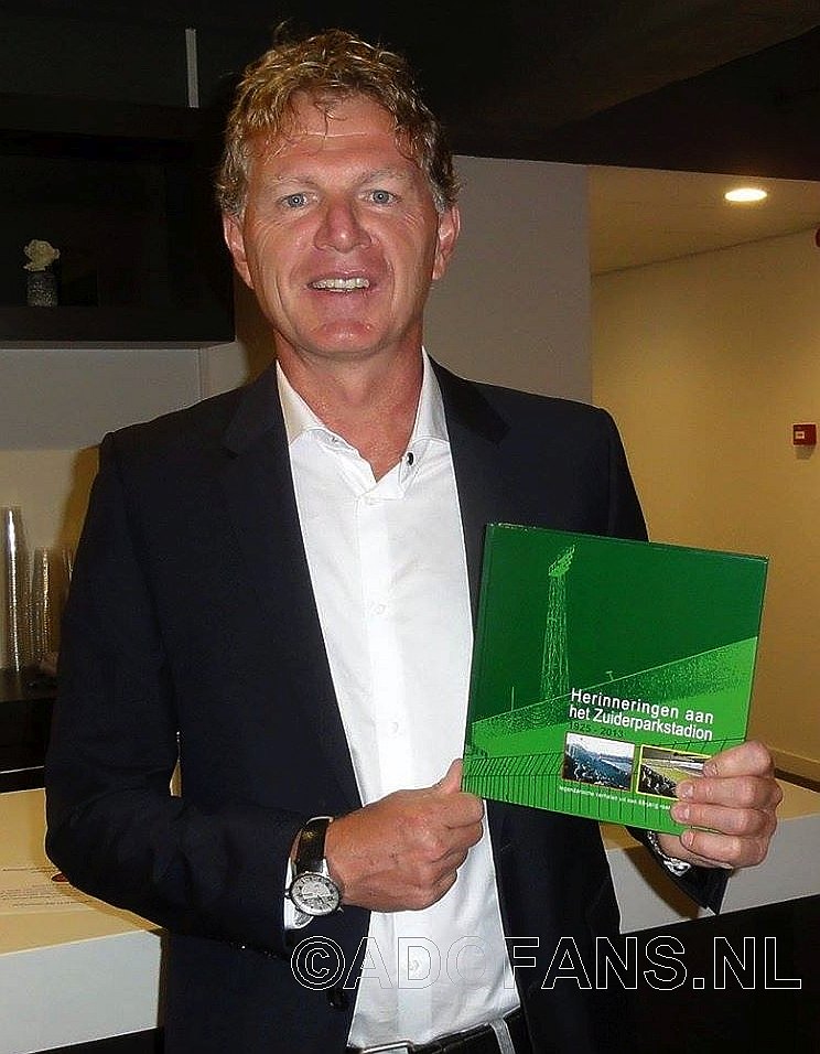 Alfons Groenendijk met Zuiderpark stadionboek