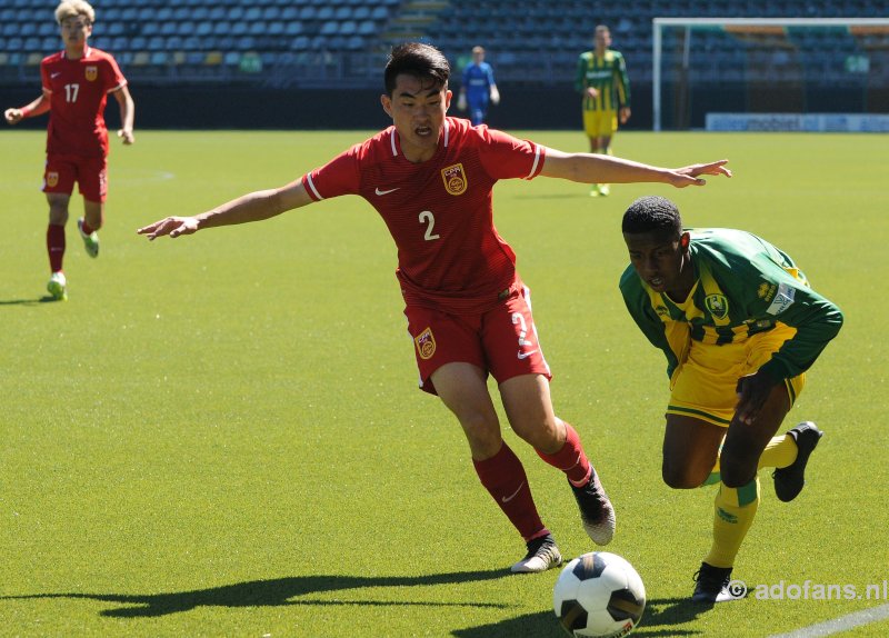 Chinees jeugdelftal speelt wedstrijd tegen jong ADO Den Haag