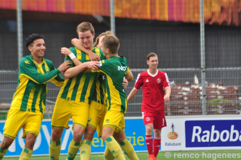 Jeugd ADO Den Haag tegen PSV