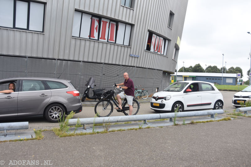 ADO Den Haag Drive thru tenue verkoop