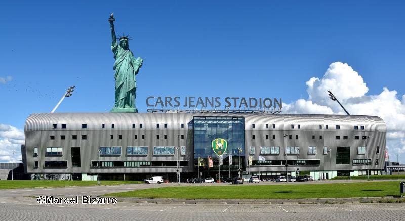 ADO Den Haag stadion met vrijheidsbeeld