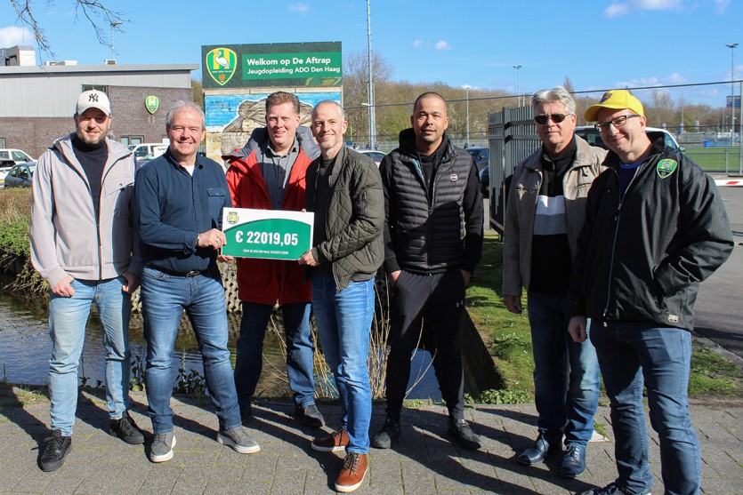 Haags Supporters Collectief schenkt prachtig bedrag aan jeugdopleiding ADO Den Haag 