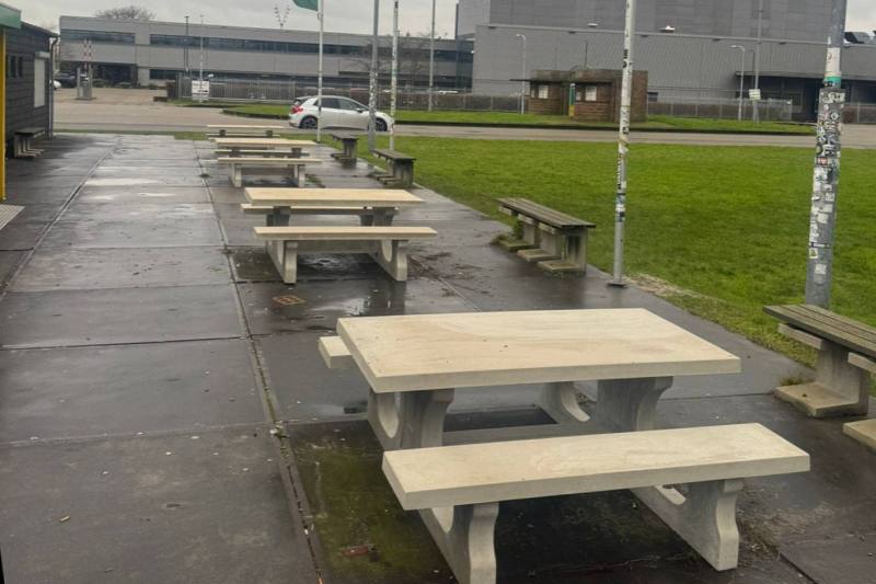 Nieuwe picknicktafels bij supportershome ADO Den Haag