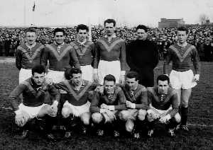 Het elftal van ADO op 17 februari 1957. Boven van links naar rechts: Wim Timmermans, Karel Jansen, Jan van der Meer, Henk Jans, Frans Kok en John Huguenin. Zittend v.l.n.r.: Roel Timmer, Theo Timmermans, Carol Schuurman, Mick Clavan, Lex Rijnvis. 