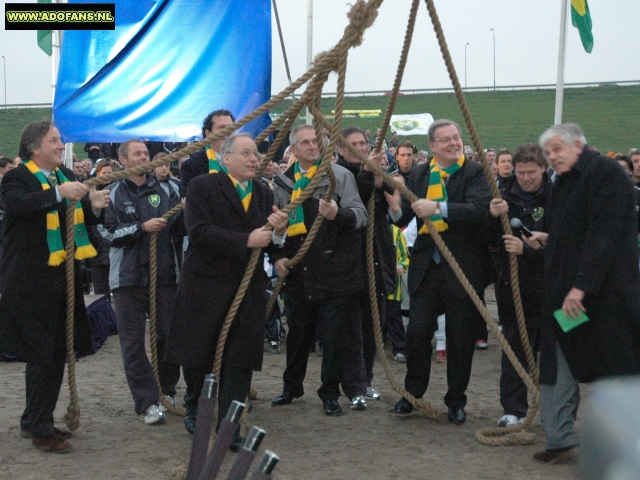 John van Ringelestijn, Tommy van der Leegte, robert langenbach Wim Deetman, Wilbet Stolte en Frans Adelaar  slaan de eerste paal