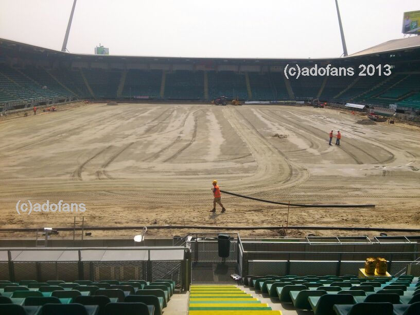 Foto`s werkzaamheden voorbereiding kunstgrasmat Kyocera stadion