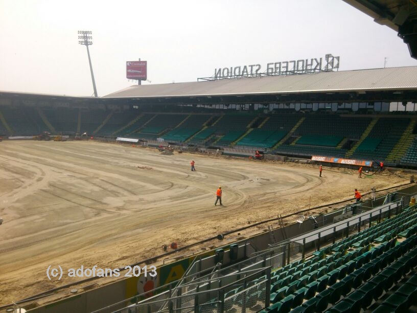 Foto`s werkzaamheden voorbereiding kunstgrasmat Kyocera stadion