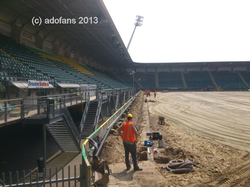 Foto`s werkzaamheden voorbereiding kunstgrasmat Kyocera stadion