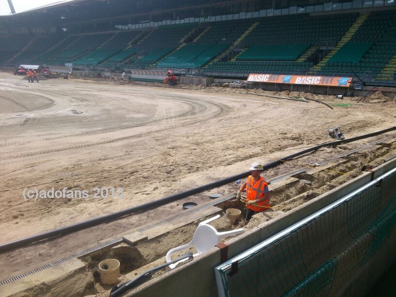 Foto`s werkzaamheden voorbereiding kunstgrasmat Kyocera stadion