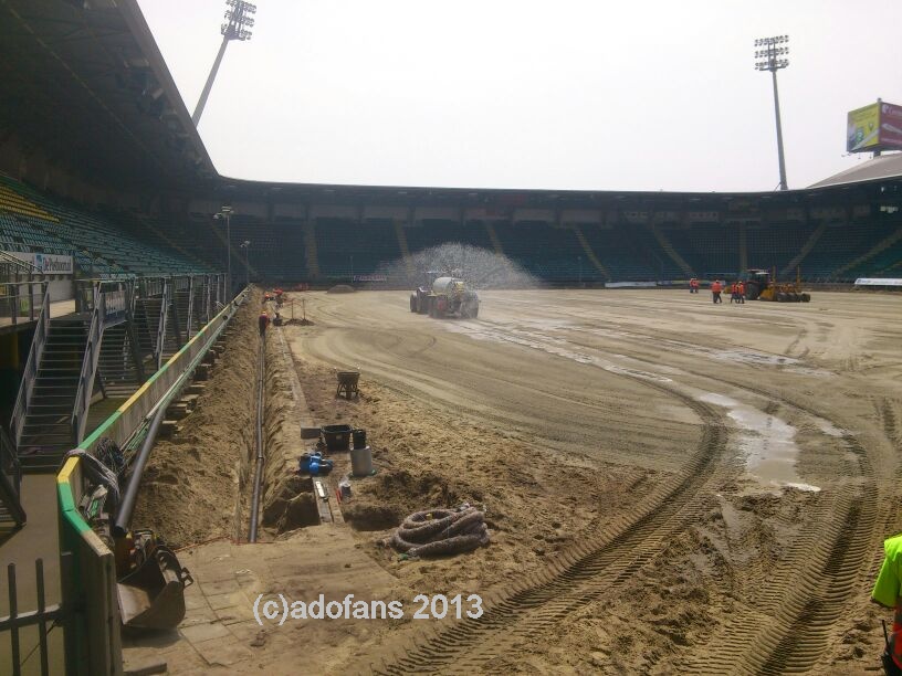 Foto`s werkzaamheden voorbereiding kunstgrasmat Kyocera stadion