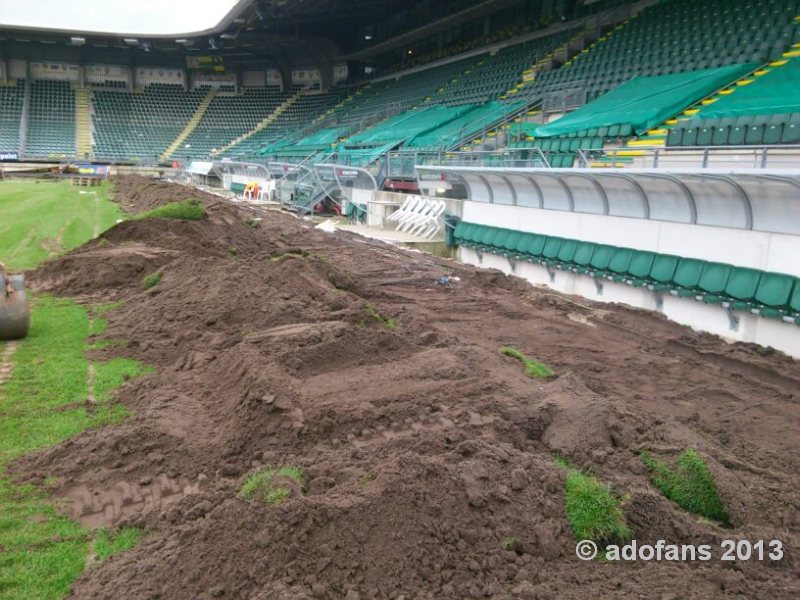 Verwijderen grasmat  uit kyocera stadion