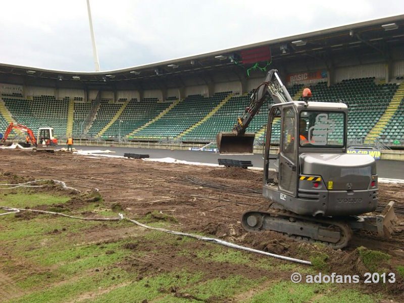 Verwijderen grasmat  uit kyocera stadion